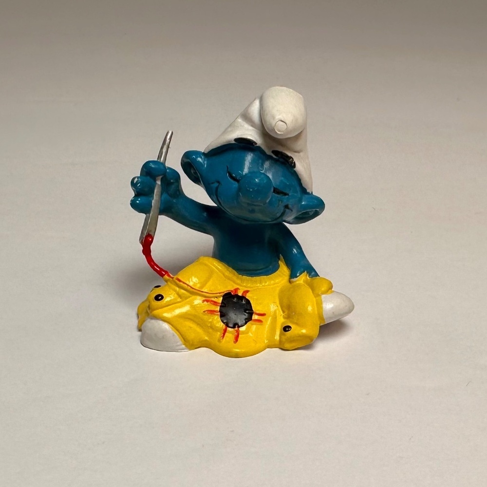 Vintage Sewing Smurf Figurine 1981 Schleich Peyo Portugal Smurfs Tailor - Picture 3 of 8